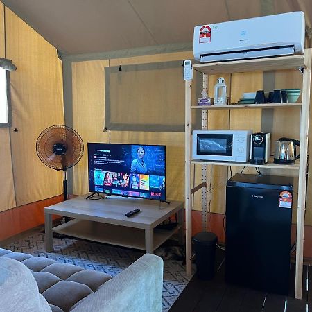 Rembulan Escape - Beachfront Safari Tent كامبونج بيناريك المظهر الخارجي الصورة