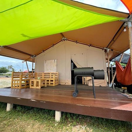 Rembulan Escape - Beachfront Safari Tent كامبونج بيناريك المظهر الخارجي الصورة