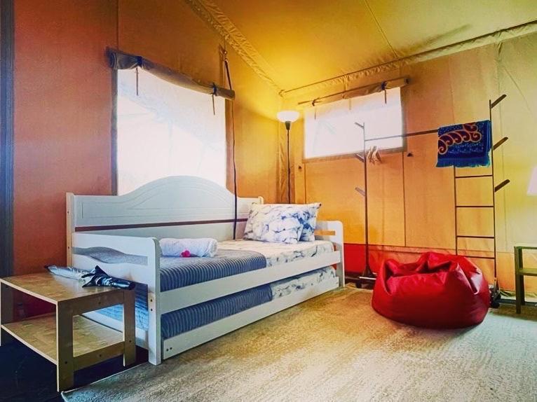 Rembulan Escape - Beachfront Safari Tent كامبونج بيناريك المظهر الخارجي الصورة