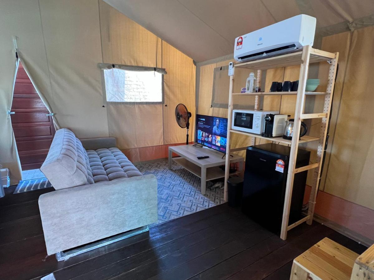 Rembulan Escape - Beachfront Safari Tent كامبونج بيناريك المظهر الخارجي الصورة