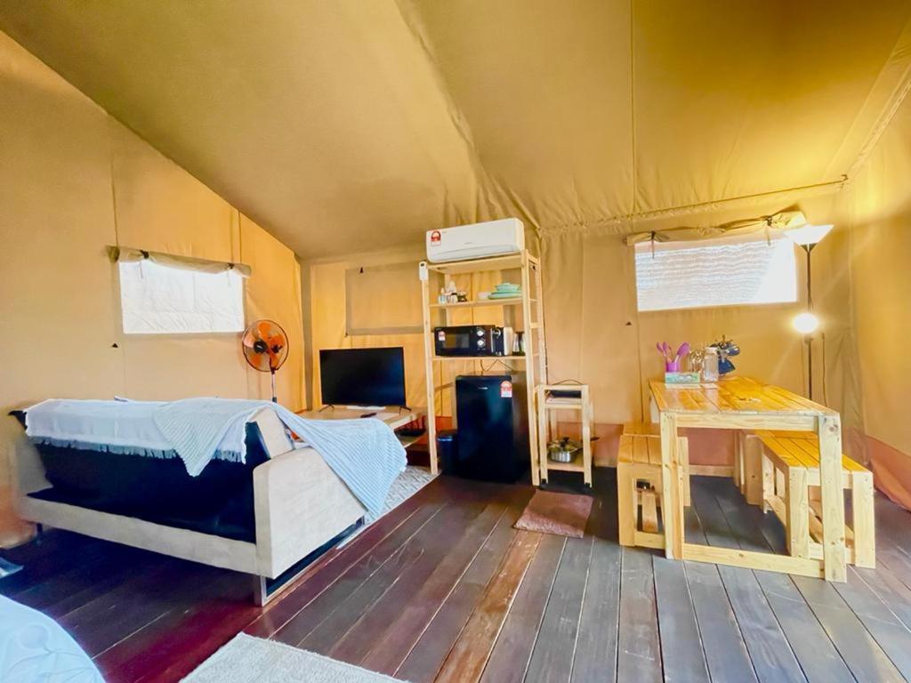 Rembulan Escape - Beachfront Safari Tent كامبونج بيناريك المظهر الخارجي الصورة