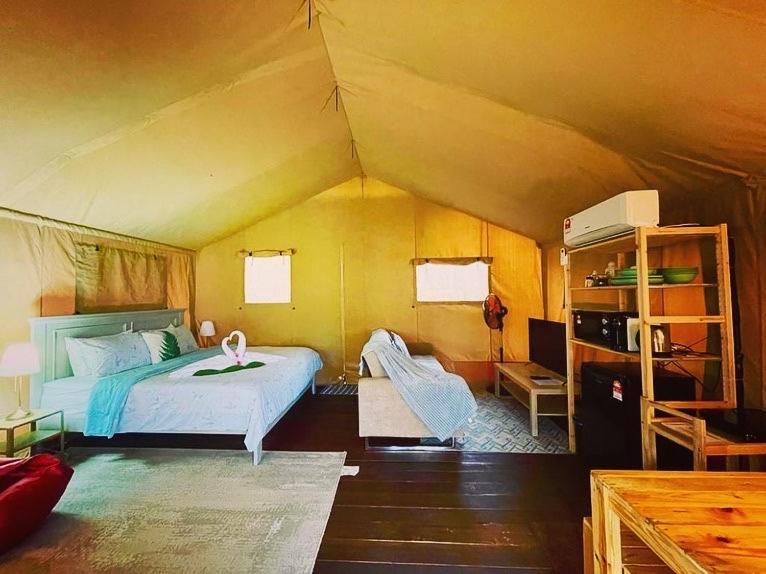 Rembulan Escape - Beachfront Safari Tent كامبونج بيناريك المظهر الخارجي الصورة