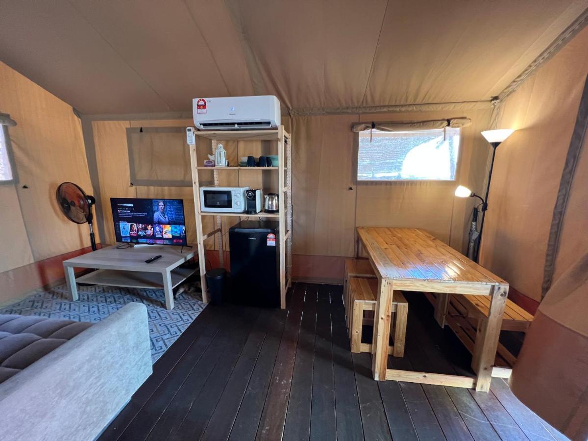 Rembulan Escape - Beachfront Safari Tent كامبونج بيناريك المظهر الخارجي الصورة